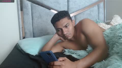 Snapshot of alexvsluisa chatting on 01.16.25 alex y luisa online show from 01.16.25