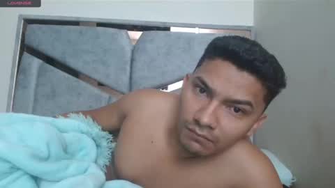 Snapshot of alexvsluisa chatting on 02.12.25 alex y luisa online show from 02.12.25