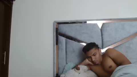 Snapshot of alexvsluisa chatting on 09.10.25 alex y luisa online show from 09.10.25