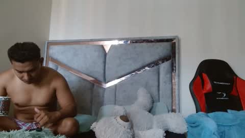 Snapshot of alexvsluisa chatting on 05.14.26 alex y luisa online show from 05.14.26