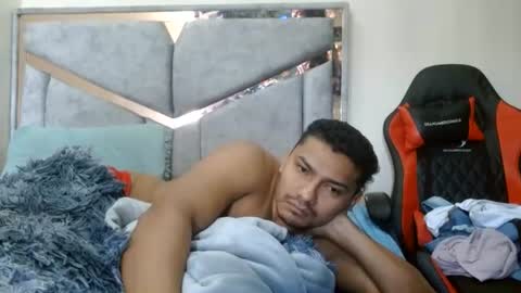Snapshot of alexvsluisa chatting on 06.25.26 alex y luisa online show from 06.25.26