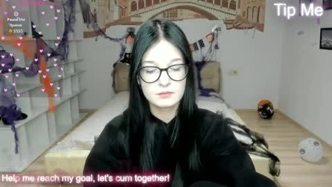 Snapshot of alicamoons chatting on 10.31.25 Alica online show from 10.31.25