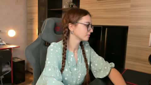 Snapshot of alice_alarcon chatting on 10.17.25 Hey Im Alice online show from 10.17.25