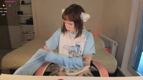 Snapshot of alice_moonshard chatting on 10.11.25 Alice online show from 10.11.25