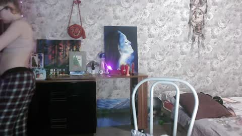 Snapshot of alice_peach chatting on 01.01.25 bigclit daddy squirt bigdildo fit online show from 01.01.25