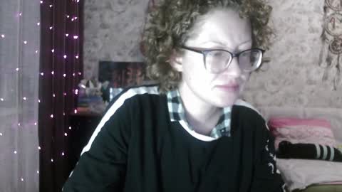 Snapshot of alice_peach chatting on 01.07.25 bigclit daddy squirt bigdildo fit online show from 01.07.25
