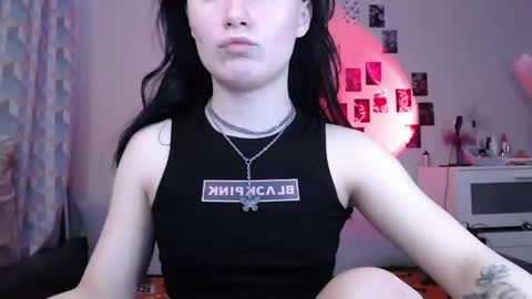 Snapshot of alice_perrez chatting on 03.04.25 Alice and Mike online show from 03.04.25