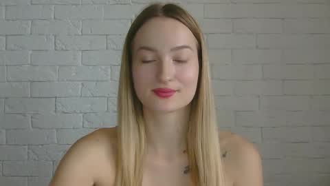 Snapshot of alice_sweet_01 chatting on 10.19.25 Alice online show from 10.19.25