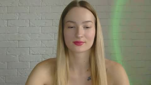 Snapshot of alice_sweet_01 chatting on 10.21.25 Alice online show from 10.21.25