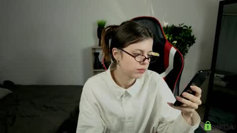 Snapshot of alice_whiteflower chatting on 10.29.25 Alice online show from 10.29.25