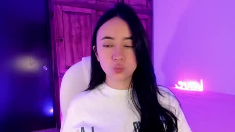 Snapshot of alicee_2 chatting on 02.12.25 Aliceee .. 97YP9VWGZHrefnav wishlist lists 1 online show from 02.12.25