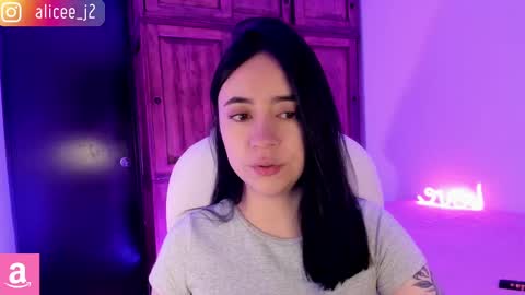 Snapshot of alicee_2 chatting on 02.17.25 Aliceee .. 97YP9VWGZHrefnav wishlist lists 1 online show from 02.17.25