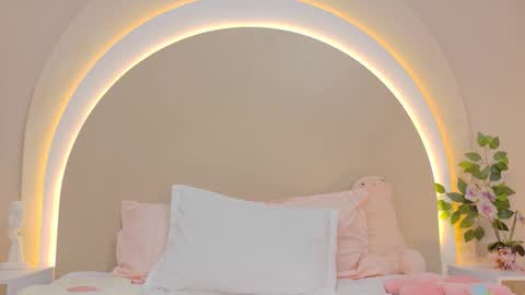 Snapshot of alicee_rodriguez chatting on 10.30.25 alice online show from 10.30.25