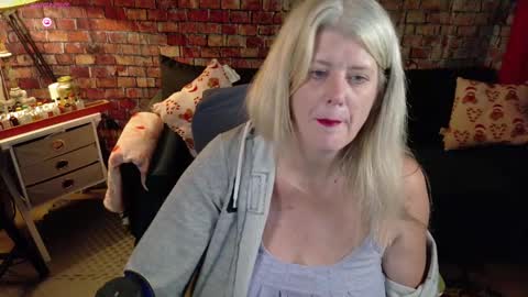 Snapshot of alicescuriosity chatting on 12.19.24 Alices Curiosity online show from 12.19.24