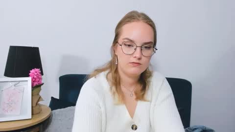 Snapshot of alicesensitive chatting on 09.16.25 alicesensitive online show from 09.16.25