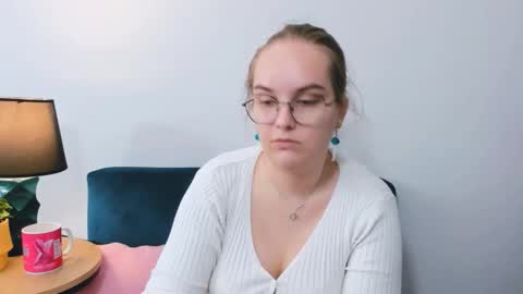 Snapshot of alicesensitive chatting on 09.19.25 alicesensitive online show from 09.19.25