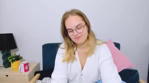 Snapshot of alicesensitive chatting on 10.04.25 alicesensitive online show from 10.04.25