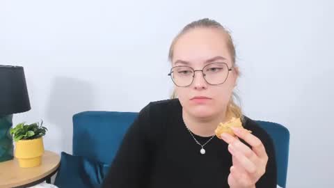 Snapshot of alicesensitive chatting on 10.06.25 alicesensitive online show from 10.06.25