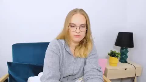 Snapshot of alicesensitive chatting on 10.17.25 alicesensitive online show from 10.17.25