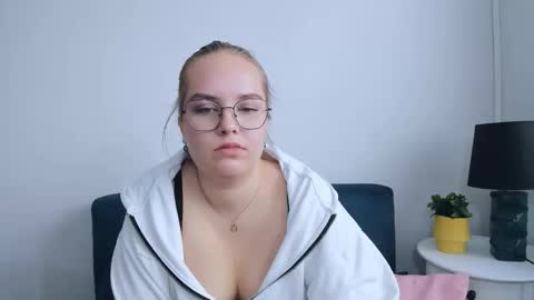 Snapshot of alicesensitive chatting on 10.25.25 alicesensitive online show from 10.25.25