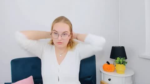 Snapshot of alicesensitive chatting on 11.14.25 alicesensitive online show from 11.14.25