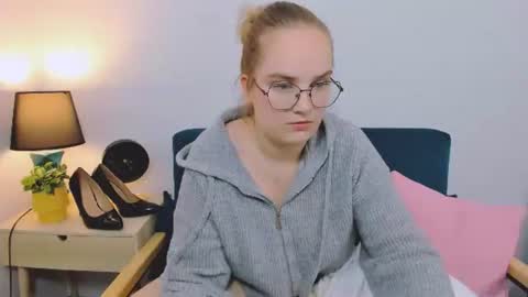 Snapshot of alicesensitive chatting on 11.17.25 alicesensitive online show from 11.17.25