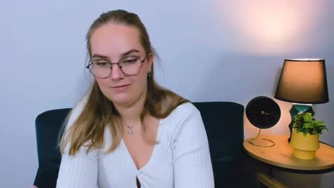 Snapshot of alicesensitive chatting on 11.18.25 alicesensitive online show from 11.18.25