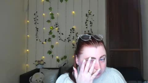 Snapshot of alicia_side_red chatting on 04.25.26 Alicia online show from 04.25.26