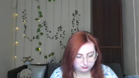 Snapshot of alicia_side_red chatting on 04.26.26 Alicia online show from 04.26.26