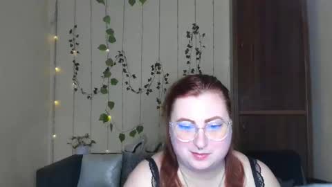 Snapshot of alicia_side_red chatting on 05.03.26 Alicia online show from 05.03.26