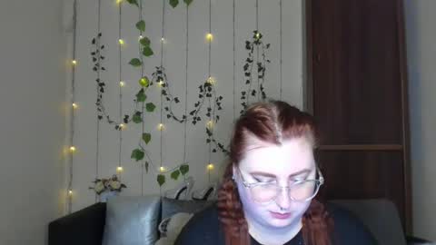 Snapshot of alicia_side_red chatting on 05.05.26 Alicia online show from 05.05.26