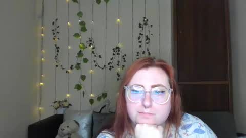 Snapshot of alicia_side_red chatting on 05.06.26 Alicia online show from 05.06.26