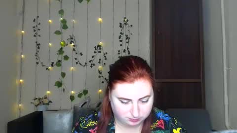 Snapshot of alicia_side_red chatting on 05.08.26 Alicia online show from 05.08.26