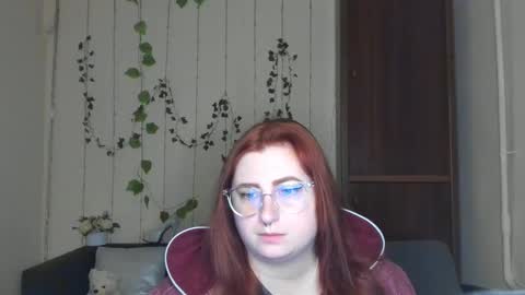 Snapshot of alicia_side_red chatting on 05.11.26 Alicia online show from 05.11.26