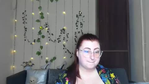 Snapshot of alicia_side_red chatting on 05.12.26 Alicia online show from 05.12.26