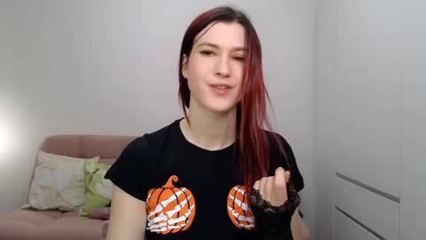 Snapshot of alicianoveli chatting on 10.31.25 alicianoveli online show from 10.31.25