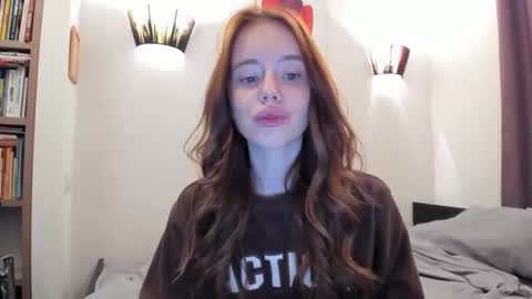 Snapshot of aliensi chatting on 09.15.25 aliensi online show from 09.15.25