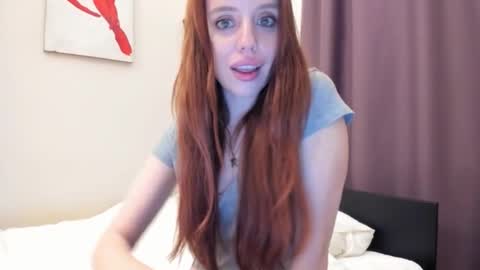 Snapshot of aliensi chatting on 11.24.25 aliensi online show from 11.24.25