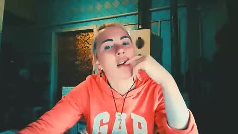 Snapshot of alinafrey_ chatting on 04.27.26 Alina online show from 04.27.26