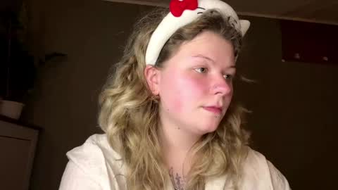 Snapshot of alinahotgirl chatting on 04.22.26 Alina online show from 04.22.26
