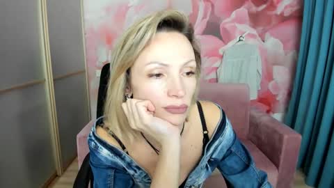 Snapshot of alinamoor chatting on 02.14.26 AlinaMoor online show from 02.14.26