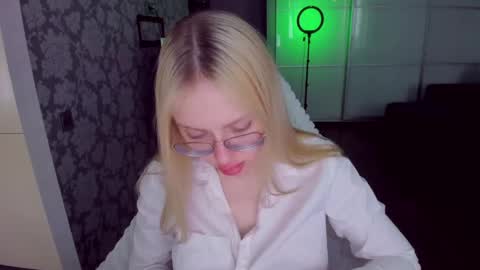 Snapshot of alinaocean chatting on 05.10.26 alinaocean online show from 05.10.26