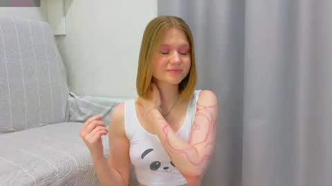Snapshot of alisia_spinnet chatting on 06.19.26 Alisia online show from 06.19.26