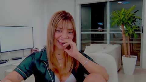 Snapshot of alisondiaz_ chatting on 12.19.24 Alison diaz online show from 12.19.24