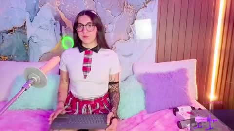 Snapshot of alissa_cute1 chatting on 04.28.26 Mia online show from 04.28.26