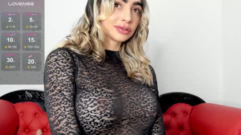 Alisson Domit  online show from 12.12.24