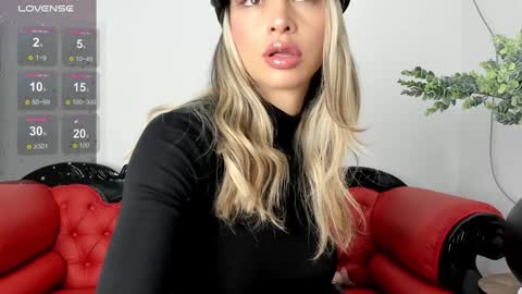 Alisson Domit  online show from 12.31.24