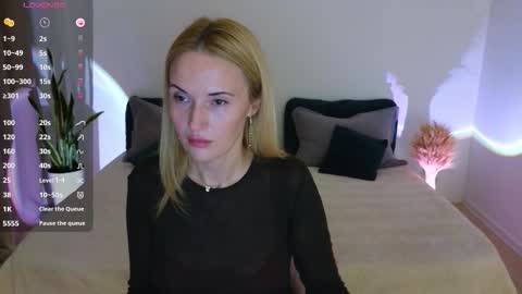 Snapshot of alisssarose chatting on 10.18.25 alisssarose online show from 10.18.25