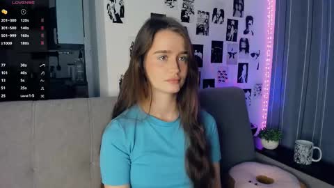 Snapshot of alivialovely chatting on 11.02.25 Alivia online show from 11.02.25