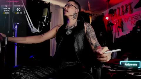 Snapshot of allanhurtss chatting on 10.21.25 online show from 10.21.25